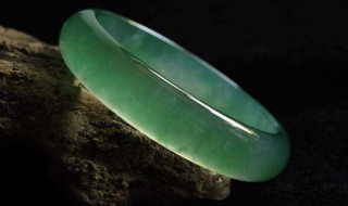 如何分辨翡翠（如何分辨翡翠是不是经过酸洗）