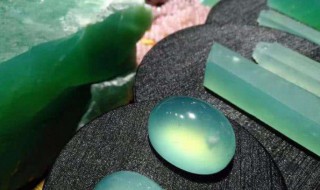 翡翠好还是玉好（女人戴翡翠好还是玉好）