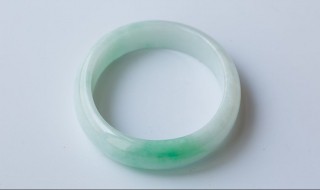 怎样选翡翠手镯（如何选翡翠手镯的颜色）