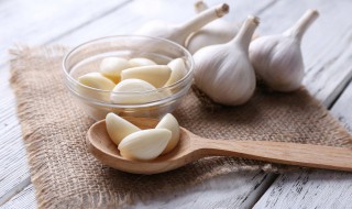 翡翠蒜的腌制方法窍门（翡翠蒜的腌制方法窍门视频）