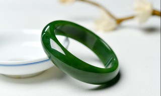 翡翠手镯冰裂怎么处理（翡翠手镯冰裂怎么处理最好）